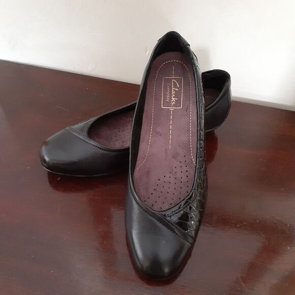 Clarks Shoes Black Leather Low Heel Slip-On Comfort Shoes 8 W Wide 83060 Career - Picture 12 of 12